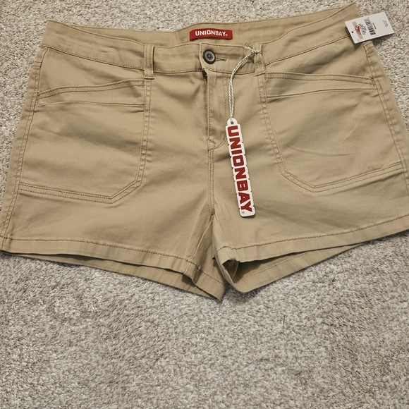UNIONBAY Women's Khaki Cargo Shorts - Picture 1 of 3